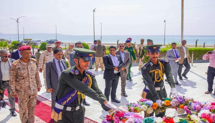 عضو مجلس القيادة الرئاسي البحسني يضع إكليلًا من الورد على ضريح الجندي المجهول بالنصب التذكاري وساحة شهداء حضرموت 