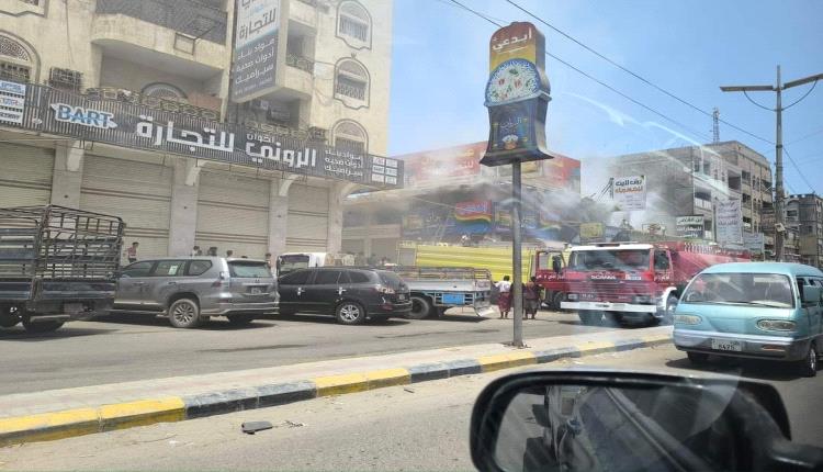 عدن.. حريق في محلات كهربائية بالشيخ عثمان