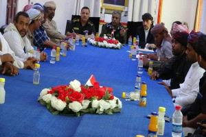 مدير شرطة المهرة يترأس أجتماعاً للمشايخ وعقال الحارات في مدينة الغيضة