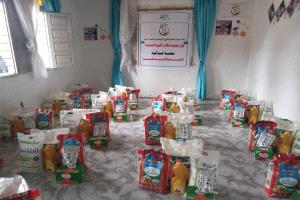 مؤسسة باقادر الخيرية توزع 21 سلة غذائية للايتام والأسر الأشد إحتياجاً بأبين