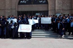 طلاب المعهد العالي للقضاء في عدن ينفذون وقفة احتجاجية للمطالبة بالرواتب