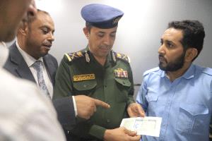 وكيل وزارة الداخلية يدشن عمل مشروع التأشيرة الإلكترونية في مطار عدن الدولي
