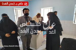 المدحدح يدشن توزيع حقائب على متطوعات صحة وتغذية المجتمع في مديرية أحور 
