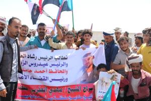 وقفة إحتجاجية تطالب المجلس الرئاسي ومحافظ عدن بسرعة الإفراج عن الشيخ مهدي العقربي