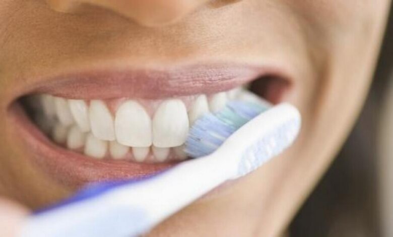دراسات.. عدم تنظيف الاسنان يزيد خطر الإصابة بسرطانات المعدة والمريء