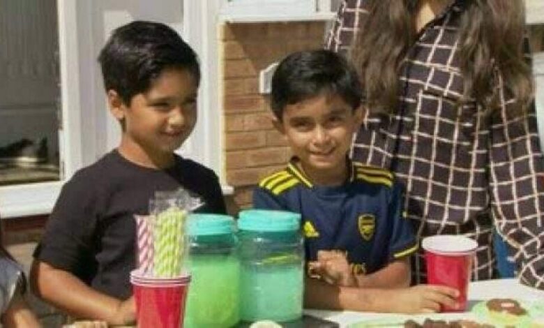 جمعا 53 ألف دولار.. طفلان إنجليزيان يبيعان عصير الليمون لمساعدة اليمن