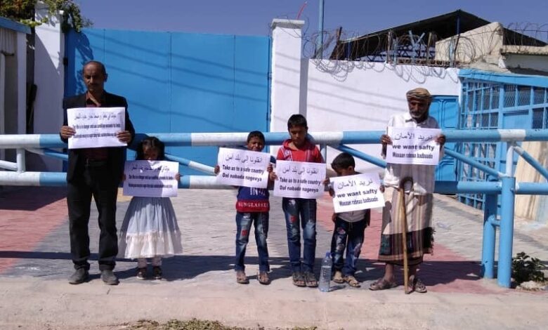 _بعد تعرض رب الاسرة لتهديدات بالقتل.. اسرة يمنية تعتصم امام مكتب (UNHCR) بهرجيسا .