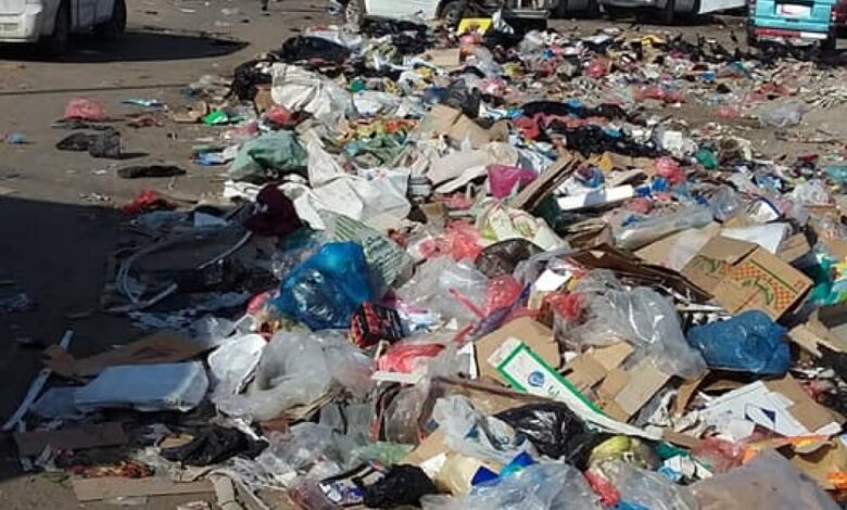 مواطنون في الشيخ عثمان يشكون من تكدس أكوام القمامة(صور)