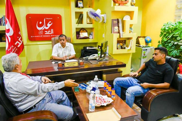 رئيس تحرير صحيفة عدن الغد يرعى صلحاً بين إدارة البنك الأهلي وعميل لدى البنك تعرضت أمواله للإختلاس