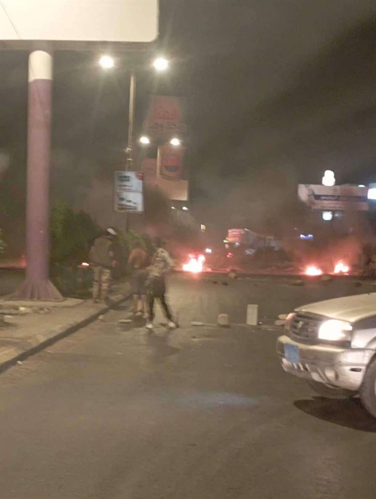 احتجاجات في عدن تنديداً بانقطاع التيار الكهربائي