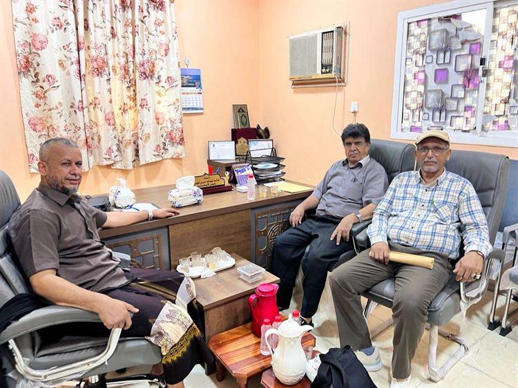 العمري يلتقي برؤساء جمعيتي عدن ويافع في مكتبه بمحافظة عدن.