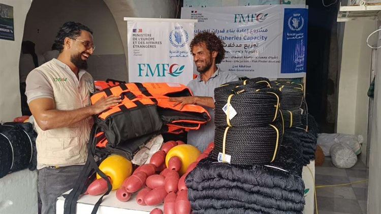 المؤسسة الطبية الميدانية توزع معدات الاصطياد ل"216" من صيادي جمعية خليج رامبو بالتواهي