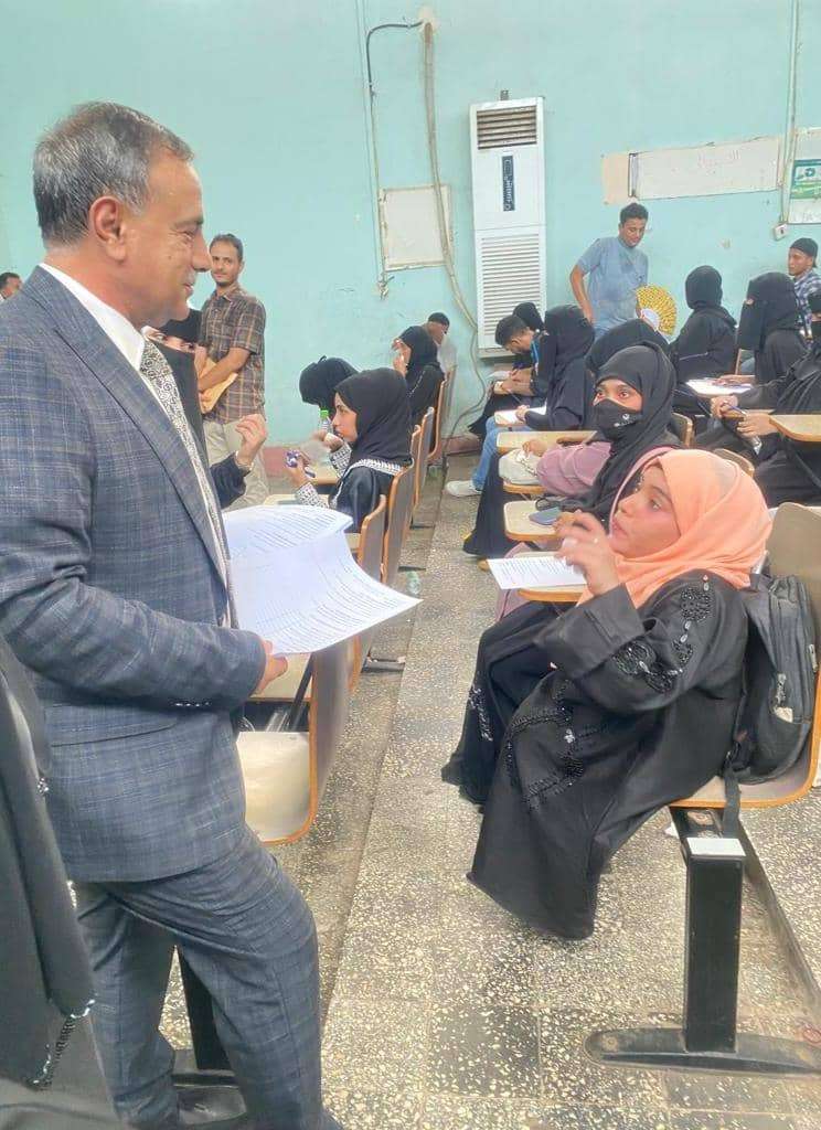رئيس جامعة عدن يزور كلية الإعلام ويدشن امتحانات الدور الثاني لطلابها