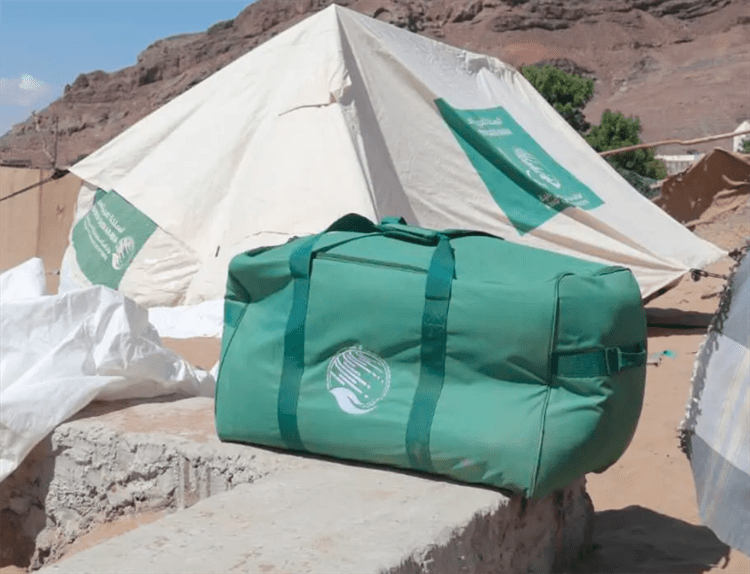مركز الملك سلمان للإغاثة يواصل توزيع المواد الإيوائية في مديرية دار سعد