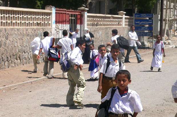 5 نقابات تتنازع التعليم في عدن في ظل حالة من الانهيار