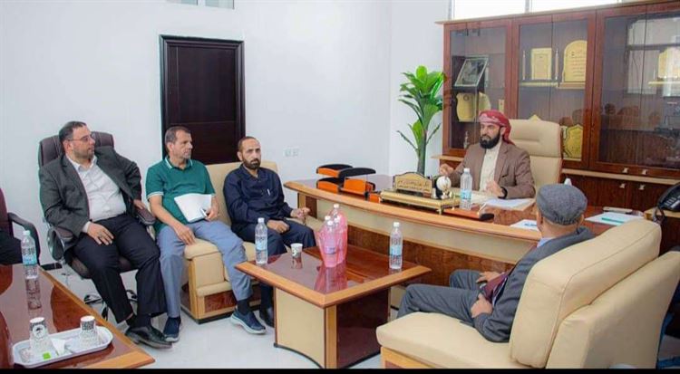 الدكتور الرباش يترأس اجتماعًا لموظفي قطاع الحج والعمرة بمقر الوزارة الجديد بعدن