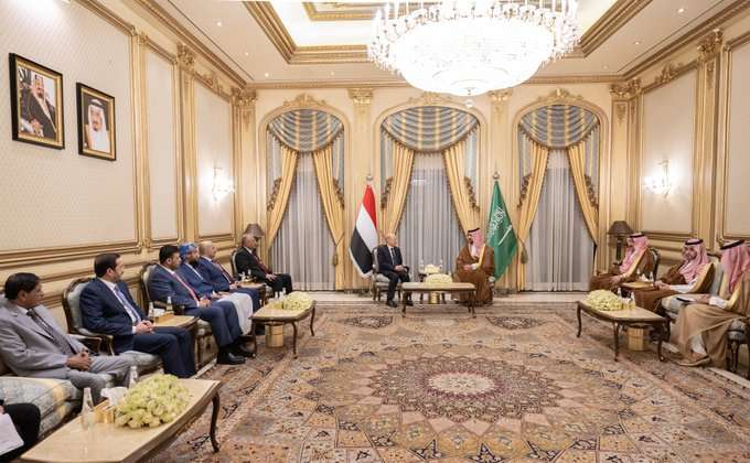 الأمير خالد بن سلمان يلتقي رئيس واعضاء مجلس القيادة الرئاسي