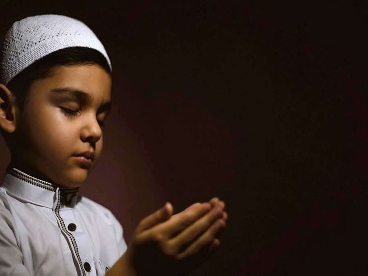 متى يؤمر الطفل بالصلاة وما هي الطرق لتشجيعه؟