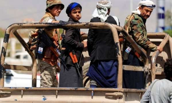 الحوثيون يفرضون رفع شعارهم في المدارس الحكومية والأهلية بإب