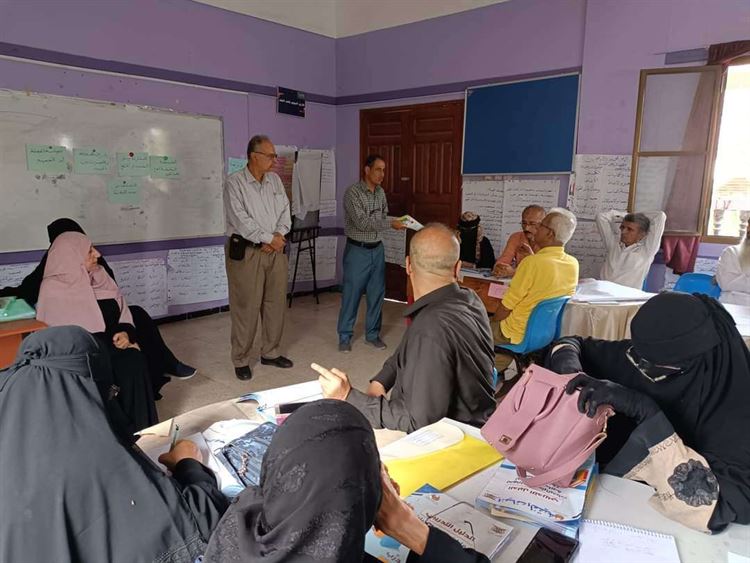 رئيس شعبة التدريب والتأهيل بمكتب تربية عدن يزور المركز التدريبي في مدرسة فاطمة الزهراء بالمعلا