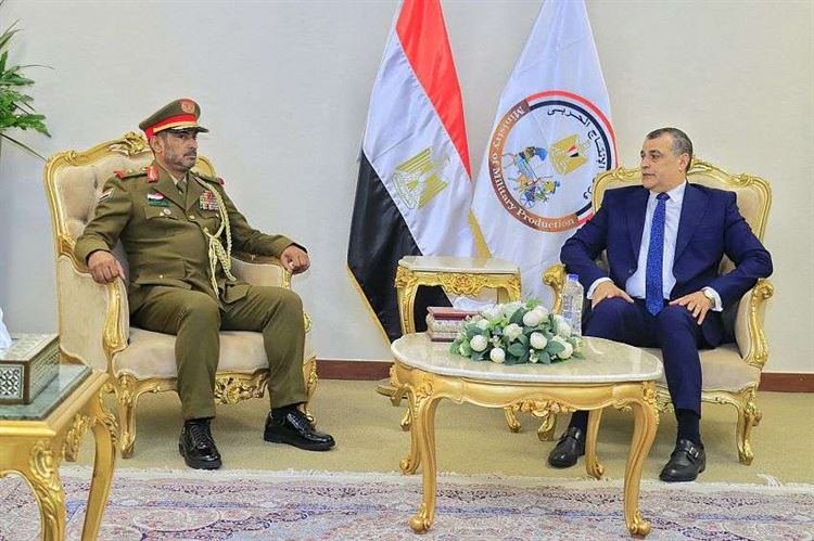رئيس الأركان يبحث مع وزير الانتاج الحربي المصري التعاون العسكري بين البلدين