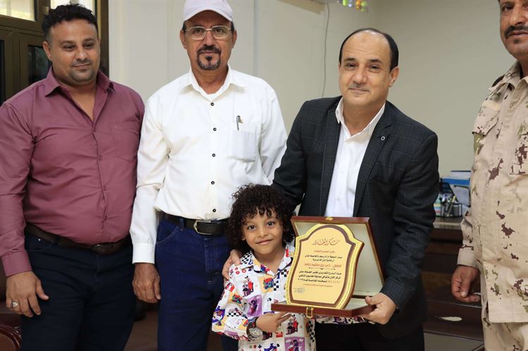 مدير عام دارسعد يكرم الطفل ذي يزن بعد فوزه بالمركز الأول عالميًا في مسابقة الحساب الذهني