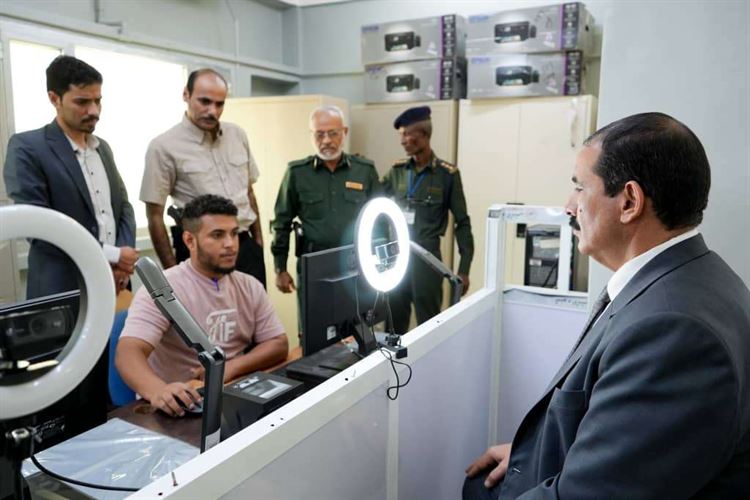 وزير الداخلية يدشن العمل بإصدار البطاقة الشخصية بالشريحة الذكية في عدن