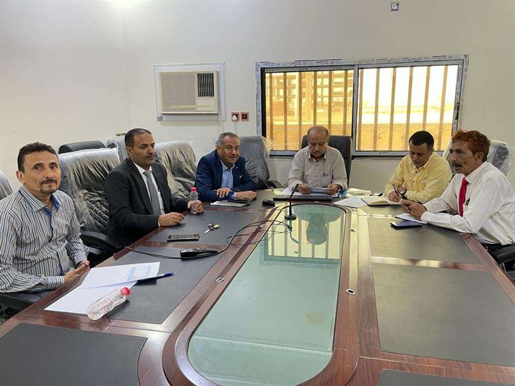 اجتماع في عدن يناقش إجراءات ضبط ومنع السجائر المهربة التي لا تحمل الطابع الضريبي الرسمي