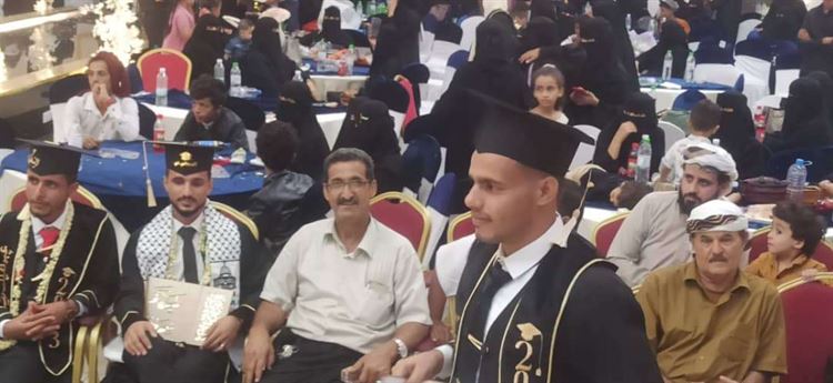 طلاب كلية العلوم الادارية جامعة عدن يحتفلون بمناسبة تخرجهم