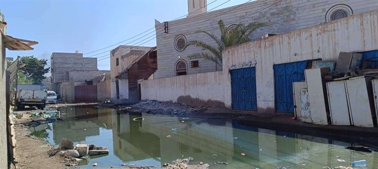 كارثة بيئية وصحية.. مياه المجاري تهدد بانهيار مسجد الرحمن بالممدارة