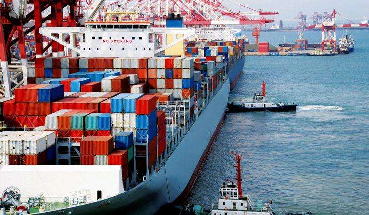 شركات شحن عالمية تعلن وقف جميع عمليات الشحن عبر البحر الأحمر