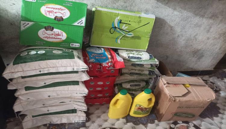 جمعية التراحم التنموية في لحج العند توزع سلال غذائية على الأسر الفقيرة