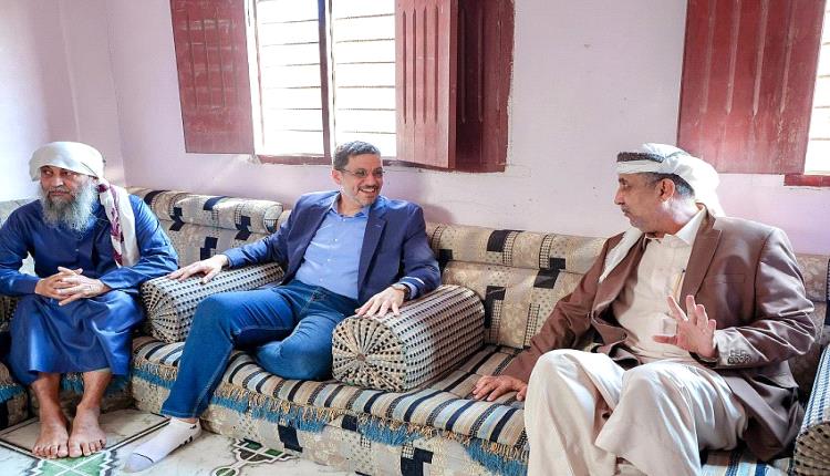 رئيس الوزراء يزور أسرة الشهيد اللواء علي ناصر هادي 
