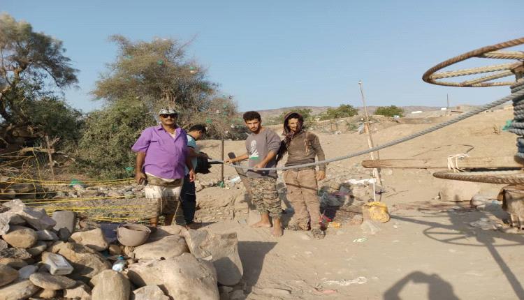 الشخصية الاجتماعية العميد جمال عامر يبادر بحفر بئر لإنشاء مشروع مياه لمدرسة الثمير بردفان