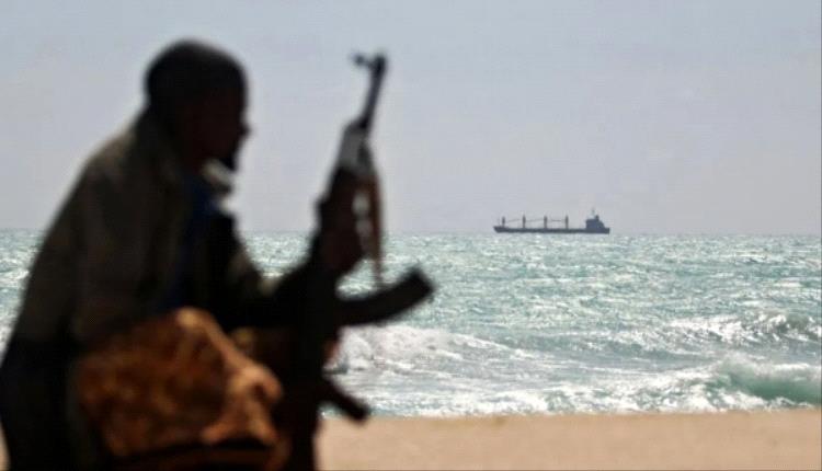 الحوثيون يعلنون استهداف سفنِ بريطانية وإسرائيلية وفرقاطات أمريكية
