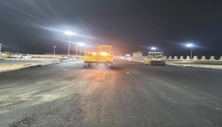 استكمال مشروع سفلتت ساحة مطار سيئون الدولي بمدينة السلام سيئون