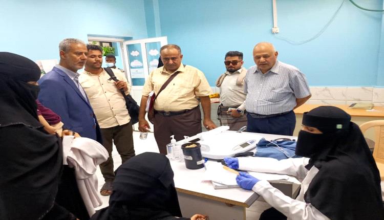وكيل وزارة الصحة ومدير عام الصحة بعدن يقومان في زيارة عيدية لمرضى المستشفيات الحكومية بالمحافظة