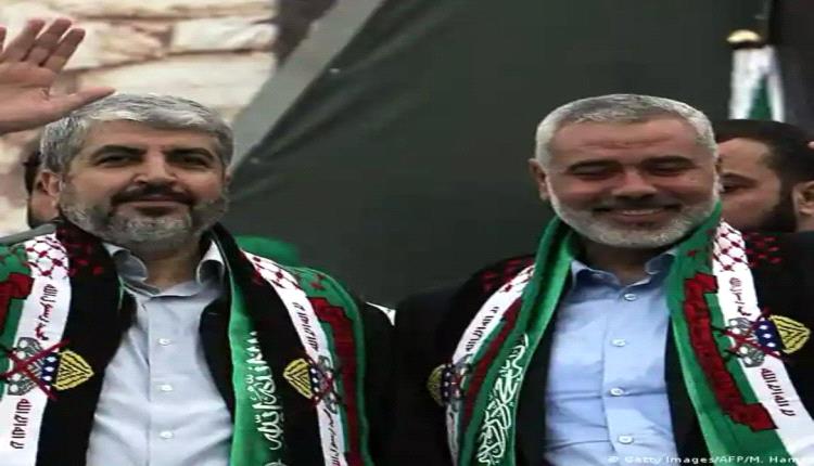 قيادي بارز في حزب الإصلاح يجري اتصالاً هاتفياً بـ "قياديان في حماس"