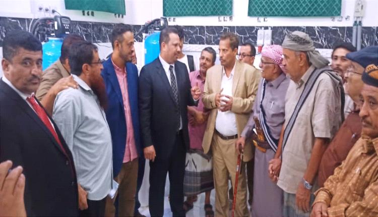 محافظ أبين والمدير التنفيذي للمؤسسة الاقتصادية اليمنية يفتتحان مركز الغسيل الكلوي بمديرية لودر