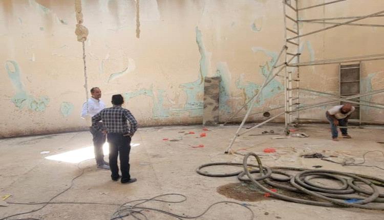 مدير مؤسسة مياه عدن يطلع على أعمال تأهيل وصيانة خزان جبل فقم "المصافي" بالبريقة