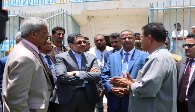 رئيس الوزراء بن مبارك يرافقه وزيري الشؤون الاجتماعية والمياه في زيارة لمحافظة لحج. 