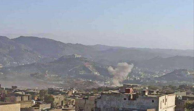 قصف حوثي يستهدف قرى سكنية بتعز 
