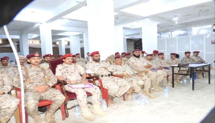 قائد المنطقة العسكرية السادسة يعقد اجتماعًا موسعًا لقادة الوحدات ورؤساء الشعب والعمليات