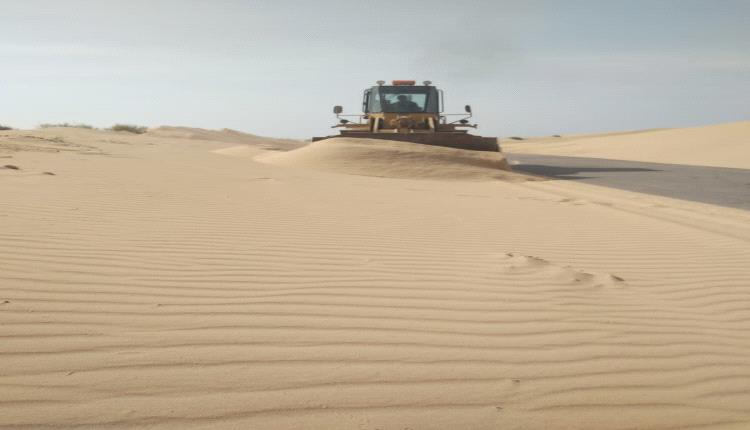 شبوة: تواصل اعمال إزالة الرمال من منطقة النشيمة برضوم