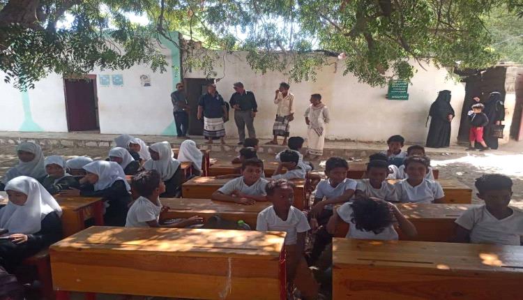 إدارة التعليم بانتقالي أبين تطلع على الأضرار التي لحقت بمدرسة عمر بن عبدالعزيز بخنفر