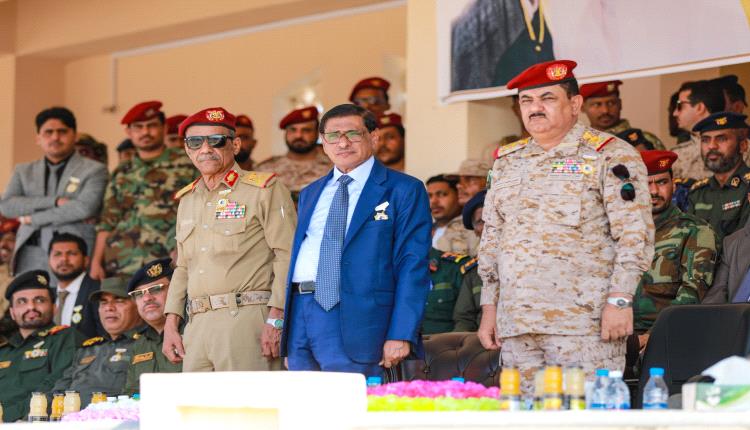 عضو مجلس القيادة الرئاسي البحسني يشهد عرضًا عسكريًا بمناسبة الاحتفال بالذكرى الثامنة لتحرير ساحل حضرموت من القاعدة