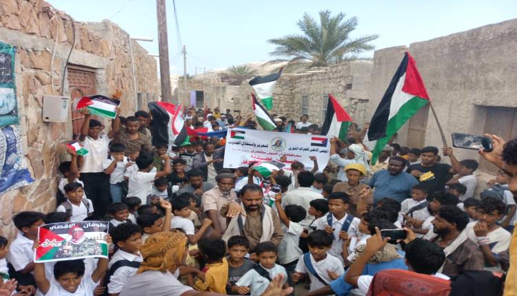 الحراك الثوري في سقطرى ينظم وقفة تضامنية مع الشعب الفلسطيني بغزة