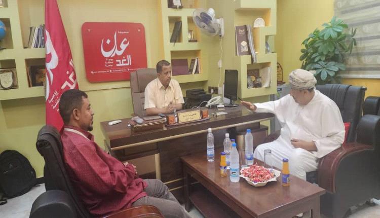 الكاتب العماني خالد الشنفري يزور مقر صحيفة "عدن الغد"