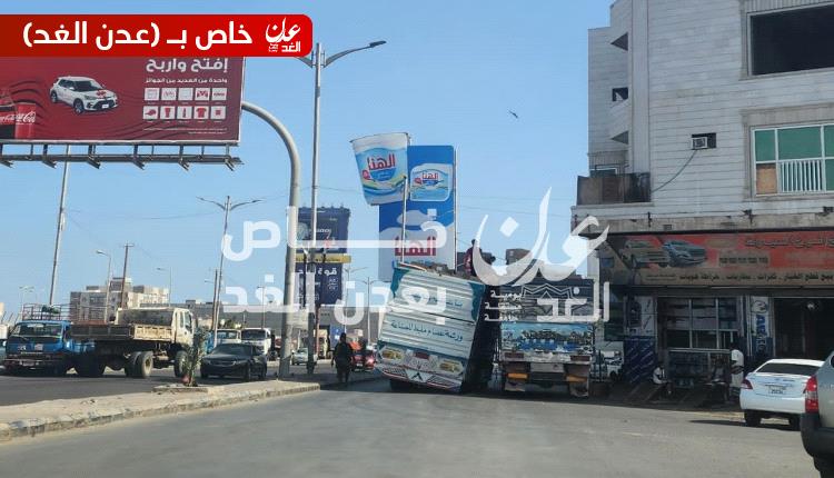 حادث يُغلق طريق رئيسي قرب ملعب 22 مايو