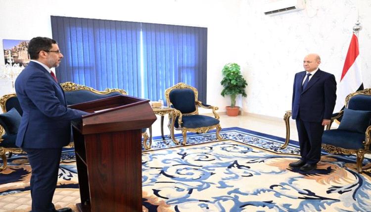 رئيس الوزراء يؤدي اليمين الدستورية امام رئيس مجلس القيادة الرئاسي في العاصمة المؤقتة عدن